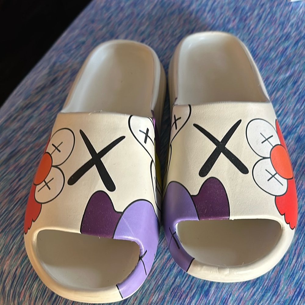 Women’s slides - Picture 1 of 4